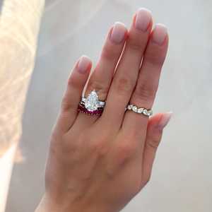 Bagues de fiançailles à trois pierres, solitaire en diamant de laboratoire taille poire 5 carats, en or massif 14K 18K, sertie à griffes, avec bandes modernes de 1,8 mm, vente en gros - Product Image 6