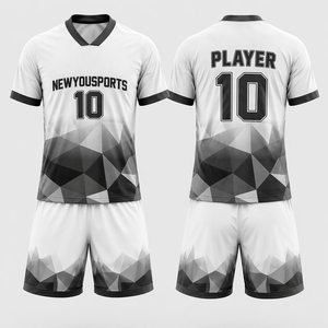 Conjunto de Uniforme de Baloncesto Personalizado con Transferencia Térmica, Camiseta y Pantalones Cortos para Equipo, Color Rojo y Blanco Sólido, Transpirable, de Secado Rápido, Anti-UV, para Otoño - Product Image 1