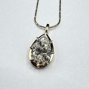 จี้เพชรทรงลูกแพร์ 8.00 กะรัต ทองคำขาว 18K เพชรเพาะเลี้ยงในห้องปฏิบัติการ รับรองโดย IGI แบบโซลิแทร์ ไม่มีสร้อย - Product Image 6