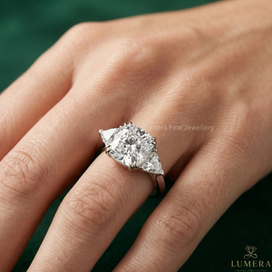 แหวนแต่งงานทรงคุชชั่นคัทแบบทันสมัย |   เครื่องประดับแต่งงานทองคำ 18KT เพชรเพาะเลี้ยง D VVS2 รับรองโดย IGI - Product Image 5