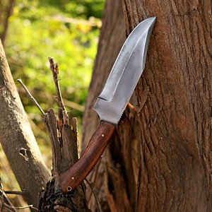 Cuchillo Bowie Hecho a Mano con Mango de Palisandro y Funda de Cuero, Hoja de Acero al Carbono de Espiga Completa, Cuchillo Táctico Personalizado OEM para Caza y Camping - Product Image 3