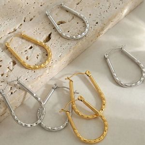 Aros de Acero Inoxidable con Baño de Oro de 18K en Forma de U Texturizados al por Mayor - Product Image 3