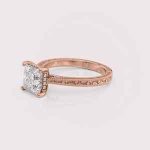 Bague de fiançailles en or jaune/blanc/rose 14 carats avec diamant de laboratoire taille princesse, bande gravée vintage, certifiée IGI, plaquée rhodium - Product Image 2