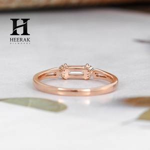 Anillo Minimalista con Diamante Cultivado en Laboratorio, Corte Baguette, Oro Rosa de 14K, Anillo de Compromiso con Diamante Baguette, Joyería Delicada para Novia - Product Image 2