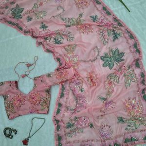 Sari en soie Tabby de qualité supérieure, orné d'imprimés multicolores élégants, d'un magnifique travail de paillettes et d'un exquis travail de miroir véritable sur toute la surface. - Product Image 5