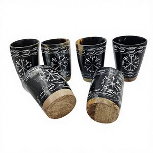 Verre à boire viking en corne de buffle écologique, aspect antique, sculpté à la main avec symboles croix et Valknut, tasse nordique artisanale en corne - Product Image 4