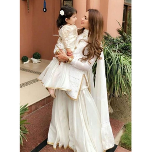 ชุดเลเฮนกาโชลีผ้าฝ้ายอินเดียแบบดั้งเดิมสีขาวสำหรับแม่และลูกสาว  ชุดอานาร์กาลีสำหรับเด็กผู้หญิงใส่ไปงานปาร์ตี้ - Product Image 3