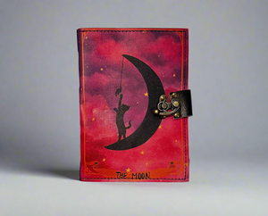 Carnet en cuir artisanal avec impression Chat sur la Lune, papier coton fait main à bords festonnés et fermeture à loquet - Product Image 1