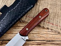 부시크래프트 단조 EDC 고정날 스키닝 나이프 천연 나무 손잡이 가죽 칼집 OEM 풀탱 캠핑 아웃도어 나이프