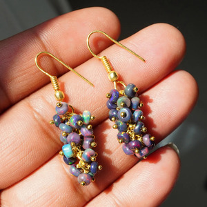 Pendientes de Ópalo Welo Etíope con Cuentas, Oro de 14K con Fuego Arcoíris - Product Image 1