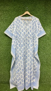 Caftán de Algodón Estampado a Mano para Mujer con Motivos Florales Azules, Cintura Ajustable y Detalle de Borde, Estilo Boho para Vacaciones y Noche - Product Image 2