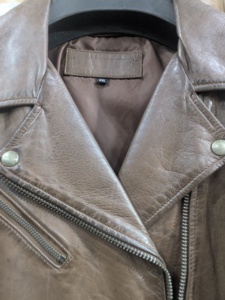 Veste en cuir de vachette de haute qualité, design personnalisé, style moderne et finition soignée pour hommes et femmes. - Product Image 3