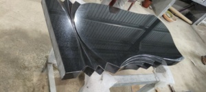 Monumentos, lápidas y recuerdos de granito negro pulido moderno, en losas gruesas - Product Image 5