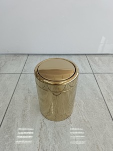Poubelle minimaliste dorée finition miroir, idéale pour salle de bain, restaurant, hôtel, chambre d'hôtes et zone de table à manger, fabriquée en Inde - Product Image 6