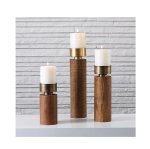 Supports de bougies en bois naturel avec coupelles en laiton antique, lot de 3 socles à niveaux pour une décoration moderne de style farmhouse - Product Image 1