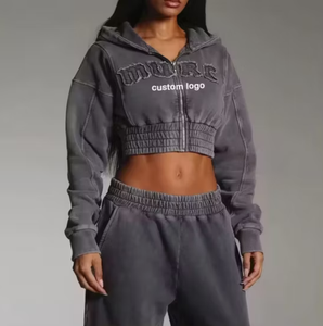 Ensemble survêtement streetwear pour femme, coupe courte, effet délavé, avec sweat à capuche zippé et pantalon de survêtement, personnalisable avec logo - Product Image 1