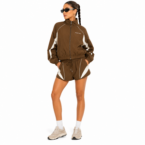 Conjuntos de dos piezas de sudadera corta y pantalones cortos de nailon casuales para mujer con logotipo personalizado, ropa deportiva con estampado de letras, chándales, chaquetas para hombre - Product Image 2