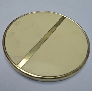 Sous-verres artistiques en résine ivoire fleur en laiton incrusté faits à la main avec des accents naturels dorés Décoration de table et accessoires Tapis et coussin - Product Image 4