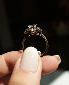Anillo de Compromiso de Plata de Ley 925 con Moissanita de Corte Cojín, Hermoso Anillo de Compromiso Personalizado y Otra Joyería de Diamantes - Product Image 4