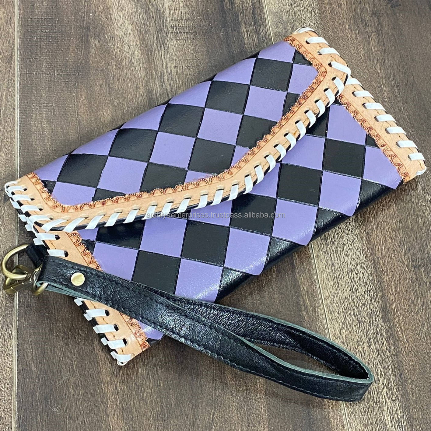 À carreaux violets et noirs