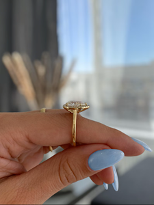Anillo de Compromiso con Diamante Cultivado en Laboratorio, Estilo Vintage, en Oro Blanco con Corte Pera en el Centro y Detalles Laterales Marquise para Mujer - Product Image 4