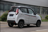 Quadricycle électrique compact à quatre portes entièrement fermé, orienté famille, véhicule électrique léger pour le transport quotidien dans les zones résidentielles européennes