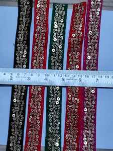 Encaje bordado con costuras finas y bordes impecables, perfecto para proyectos de moda y sastrería. - Product Image 4