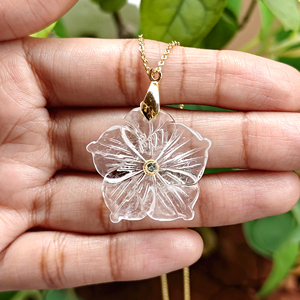Collier pendentif fleur en cristal de quartz sculpté à la main, plaqué or 18 carats avec accent émeraude CZ, bijoux créatifs en gros, collier tendance - Product Image 6