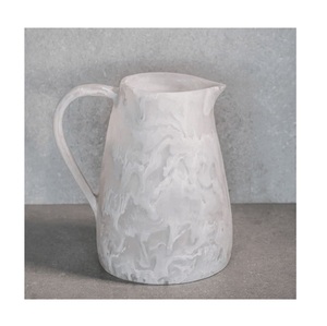 Pichet à eau décoratif en résine fait main pour un divertissement élégant à la maison et une décoration intérieure contemporaine - Product Image 3