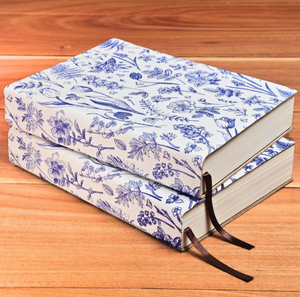 Diario hecho a mano con diseño floral azul y blanco estilo Toile de Jouy, cuaderno de tapa dura con cinta marcadora, diario vintage francés, regalo para ella. - Product Image 1