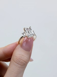 Bague de fiançailles en or jaune 18K/14K/10K avec diamant de laboratoire taille émeraude de luxe VVS Diam 3.00 Ct, 3 pierres, solitaire, bijoux de mariée - Product Image 4