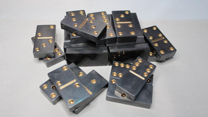 Jeu de dominos écologique de style animalier français antique, 28 pièces en résine polie - Product Image 2