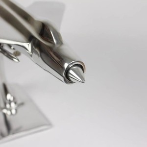 Modèle de bureau sculpté en aluminium, avion de chasse électrique anglais, ornements d'avion en métal argenté faits à la main avec des courbes - Product Image 4