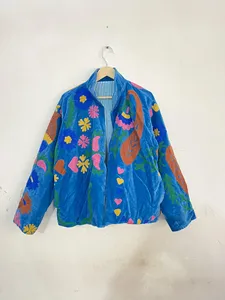 เสื้อแจ็คเก็ตกำมะหยี่สไตล์ชาติพันธุ์ทันสมัย สีฟ้าสดใส ปักลายหัวใจและดอกไม้ ดีไซน์ทันสมัย ทรงโอเวอร์ไซส์ เสื้อคลุมฤดูหนาว - Product Image 2