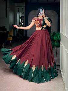Ensemble Lehenga traditionnel indien pour mariage, patchwork Gota, avec blouse et dupatta, en mousseline bordeaux et verte, longueur ras du sol, protection solaire - Product Image 2