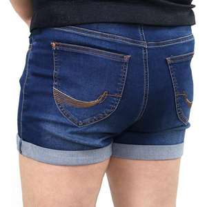 Pantalones cortos vaqueros con pedrería y diseño brillante para un look de verano a la moda. - Product Image 6