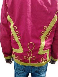 Este es un uniforme estilo husar napoleónico rojo con trenzado dorado. - Product Image 2