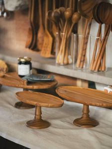 Support à gâteau en bois fait main élégant avec un design de style antique moderne pour la réception de mariage, occasion spéciale, présentation de gâteau - Product Image 3