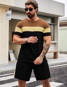 Conjunto deportivo de verano para hombre, camiseta de manga corta con bloques de color y pantalones cortos, conjunto de 2 piezas, informal, atlético, deportivo. - Product Image 2