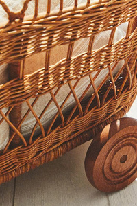 Poussette en rotin tressé pour enfants, chariot à pousser pour poupées, jouet pour enfants, fabriqué dans un atelier vietnamien. - Product Image 3