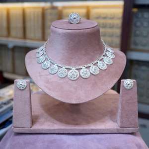 Ensemble de bijoux de mode vintage de Dubaï Broches en peignes plaqués or 24 carats Boucles d'oreilles Bangles de Bulgarie Matériau en cuivre - Product Image 5