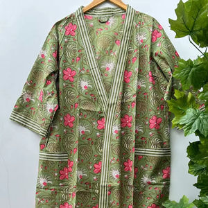 Robe kimono en coton à fleurs style bohème, léger et idéal comme paréo de plage - Product Image 1