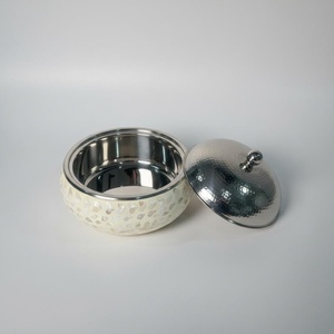 Cacerola de Lujo con Incrustaciones de Nácar y Tapa de Acero Martillado. Elegante Plato Aislante para Servir, Ideal para Eventos y Catering de Primera Calidad - Product Image 3