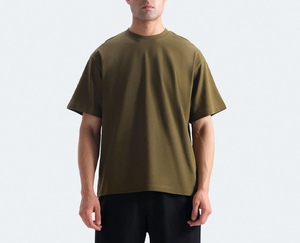 เสื้อยืดคอกลมแขนสั้นสีเขียวมะกอกทรงปกติสำหรับผู้ชาย ผ้าฝ้าย 100% สีพื้น สไตล์ลำลอง - Product Image 2