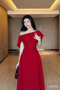 Vestido Esther con hombros descubiertos en corte A en color rojo |   Estilo elegante y femenino |   Diseño con hombros descubiertos |   Moda moderna para mujeres - Product Image 2