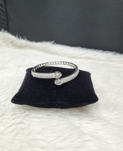 Bracelet en argent plaqué pour femme, forme poire, serti de pierres, style américain, pour réceptions et soirées. - Product Image 5