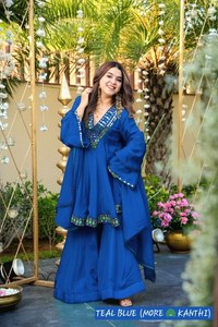 Ensemble Kurti en Chinon pour occasions spéciales avec broderie miroir véritable et jupe évasée de 3 mètres - Product Image 3