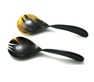 Ensemble de 2 cuillères à salade en corne, design élégant, fabriquées à la main à partir de corne de buffle naturelle, à prix abordable. - Product Image 1