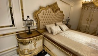Ensemble de chambre à coucher de luxe en bois de teck massif, style mi-siècle, antique, pour appartement ou hôtel, avec lit king-size sculpté doré, armoire et 2 tables de nuit, coiffeuse