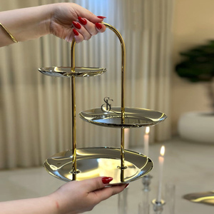 Support à gâteau moderne en métal à 3 niveaux, plateaux argentés avec une élégante poignée en boucle dorée, pour gâteaux et pâtisseries de luxe - Product Image 1